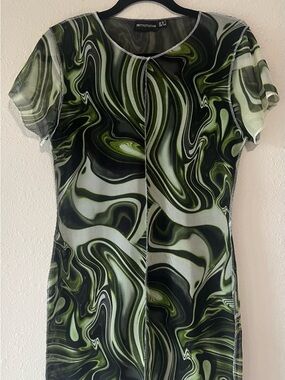 PrettyLittleThing Black and Green Marble Mesh Tee - Short Sleeve